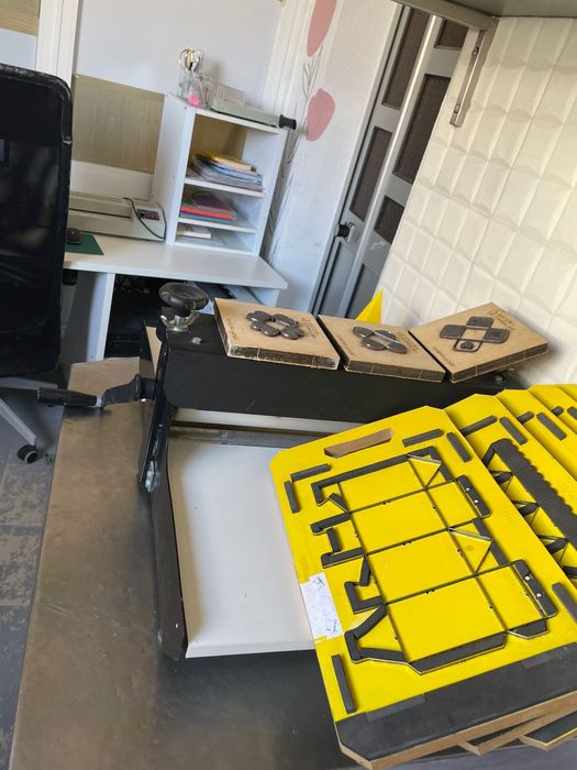 Máquina manual  de corte e vinculo para caixas de papel e forminhas