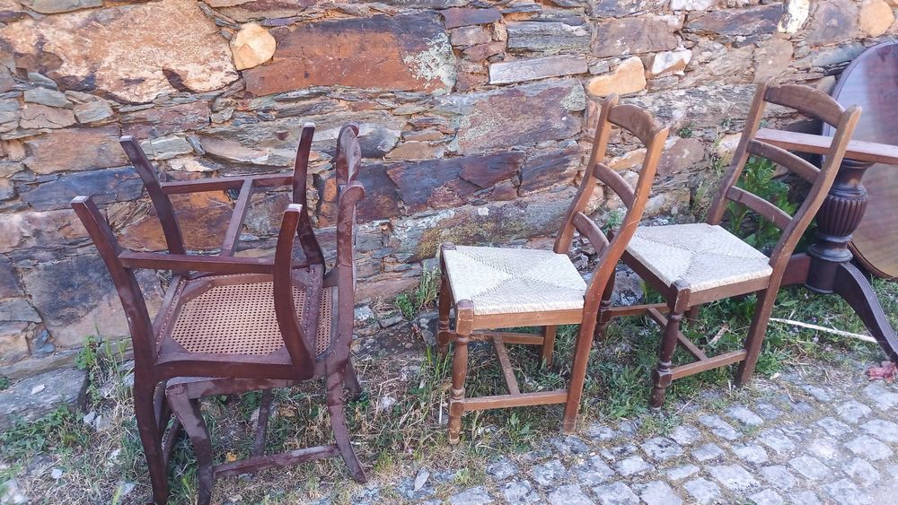 Conjunto mesa com cadeiras.