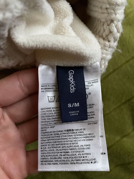Biała czapka z pomponem GapKids