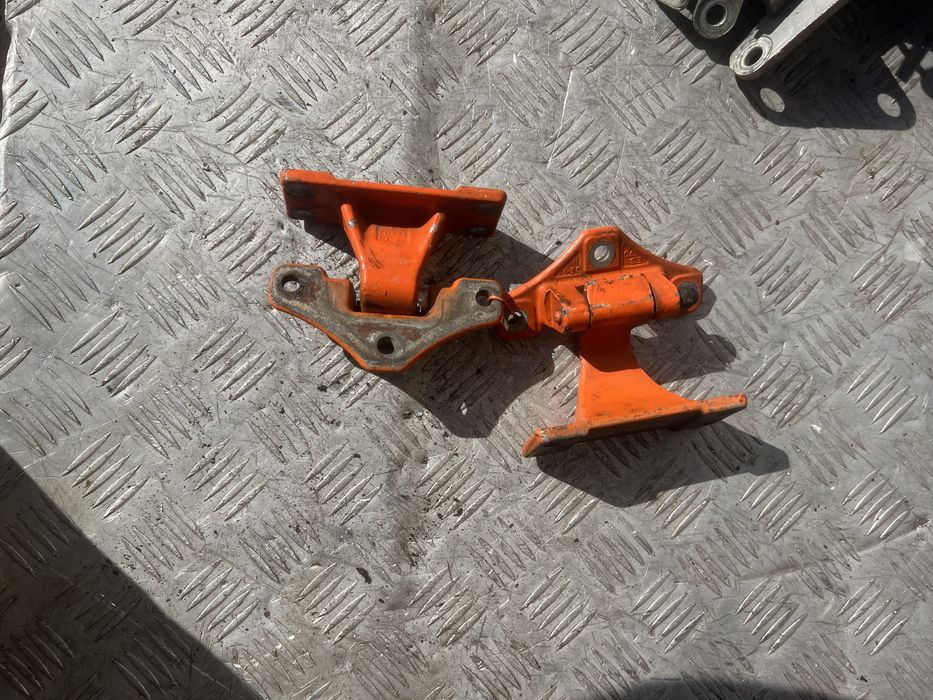 Петля двери рено премиум renault premium год 2002