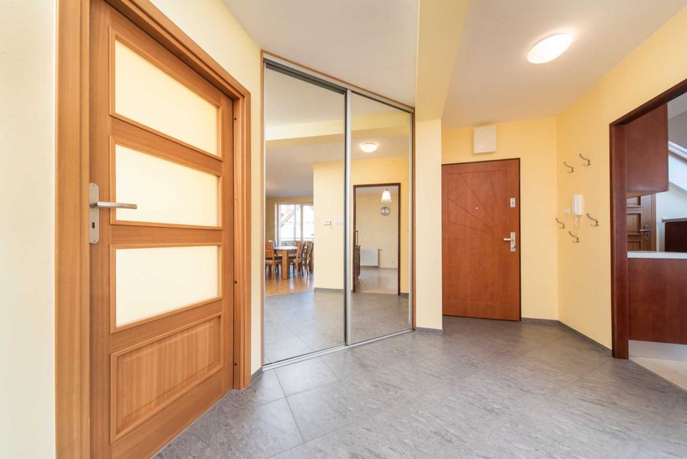 Apartament  5 pokoi, do 12 osób, 140m2,  6 km do dworca PKP we Wrocławiu