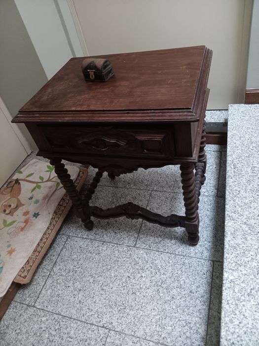 Mesas de cabeceira e uma cadeira
