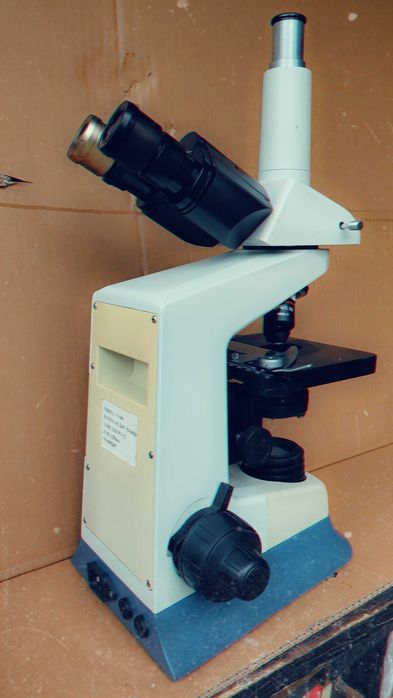 Mikroskop optyczny laboratoryjny z trójokularową głowicą (możliwość podłączenia kamerki lub aparatu fot.)