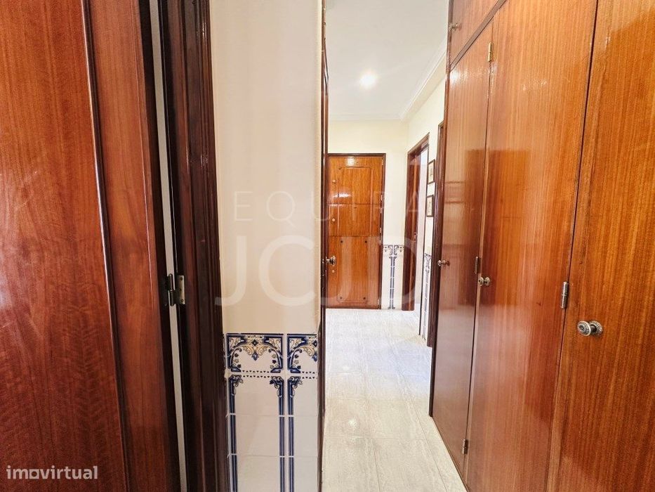 Apartamento T2 Renovado com Varanda e Elevador | Entrecampos, Lisboa