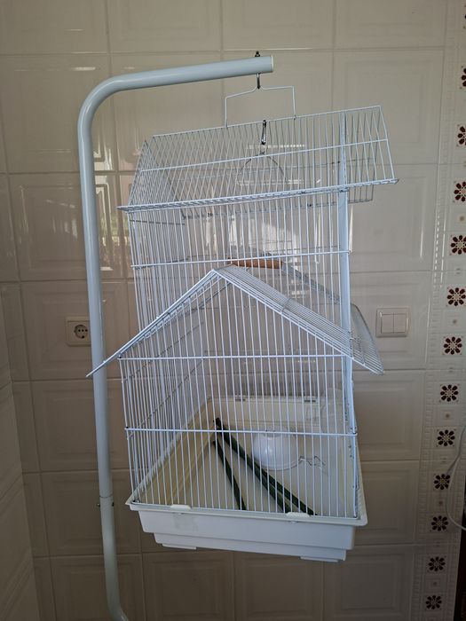 Gaiola com pé alto