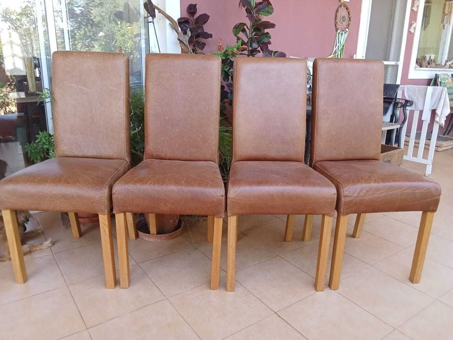 4 cadeiras castanhas (cada cadeira 10 Eur)