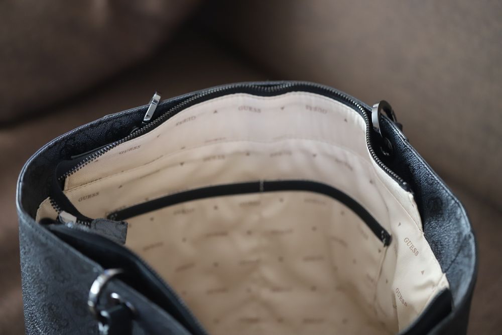 GUESS Shopperka model Noelle