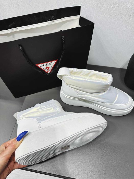 Дутики женские, белые, корткие, зимние