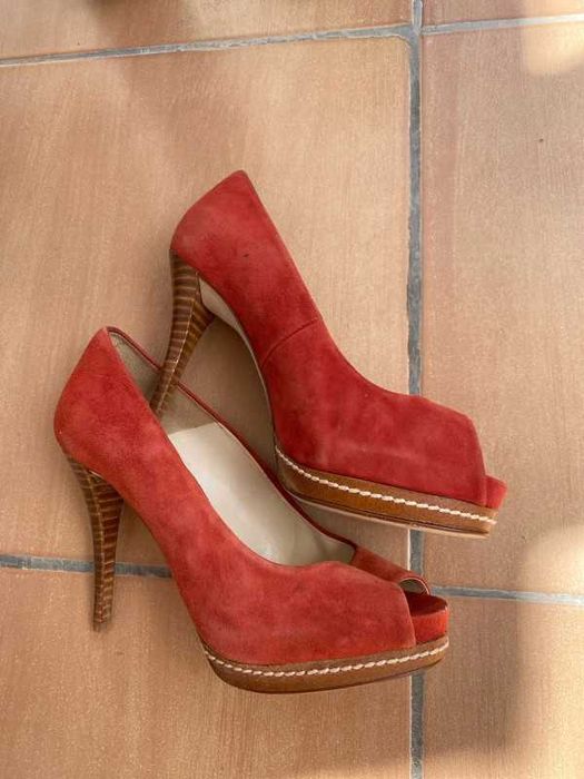 Sapato de salto alto vermelho