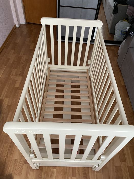 Продам дитяче ліжечко та комод з пеленатором.