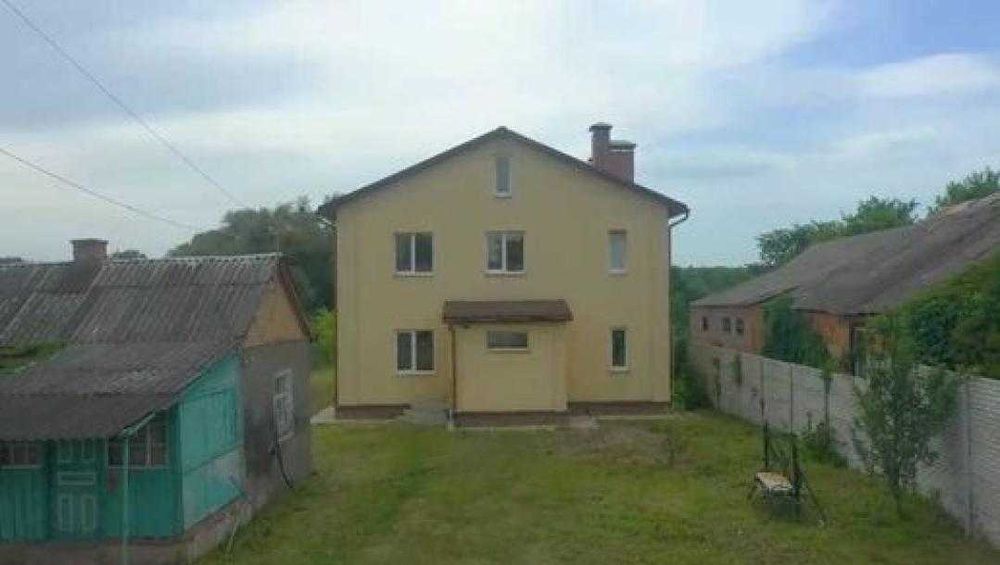 Продам 2-х поверховий дім в Дергачах на 22 сотках приватизованої землі