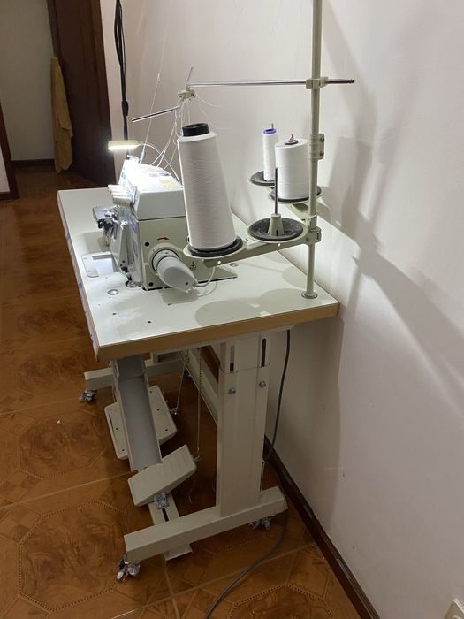Maquina de costura corte e cose  kingtex usado a funcionar bem