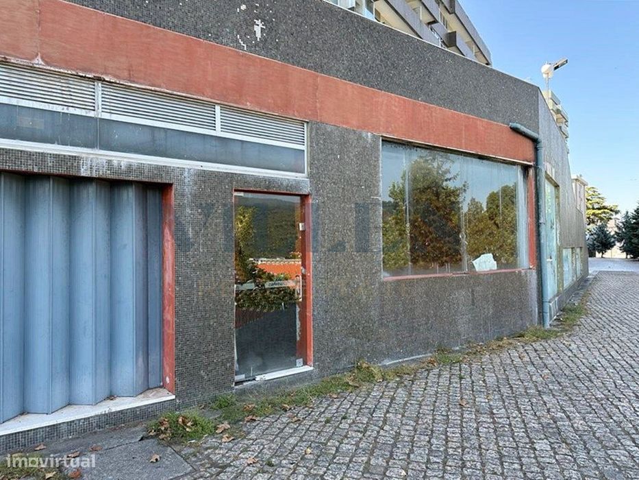 Espaço comercial junto ao parque da cidade de Santo Tirso, Porto