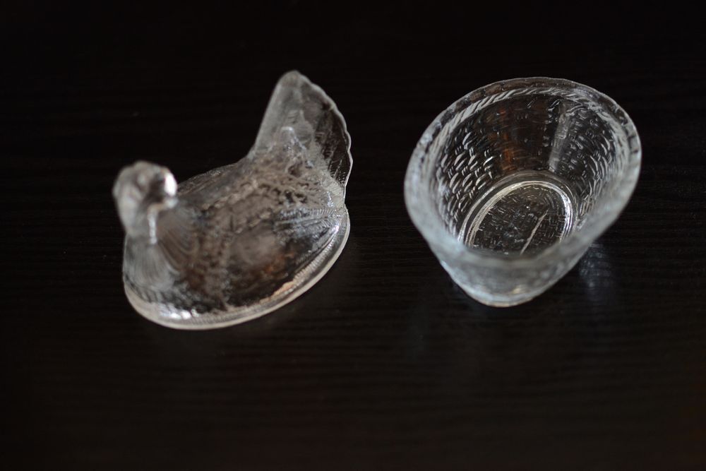 Szklana kura na koszyku Ząbkowice