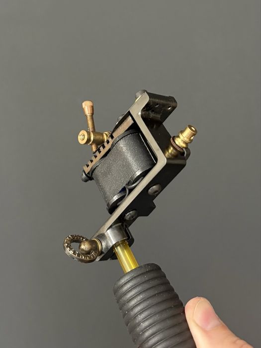 Leo Smagin coil tattoo machine