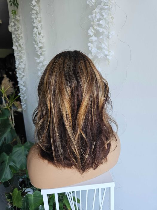Peruka Vera z włosów naturalnych brąz z pasemkami ciepły blond
