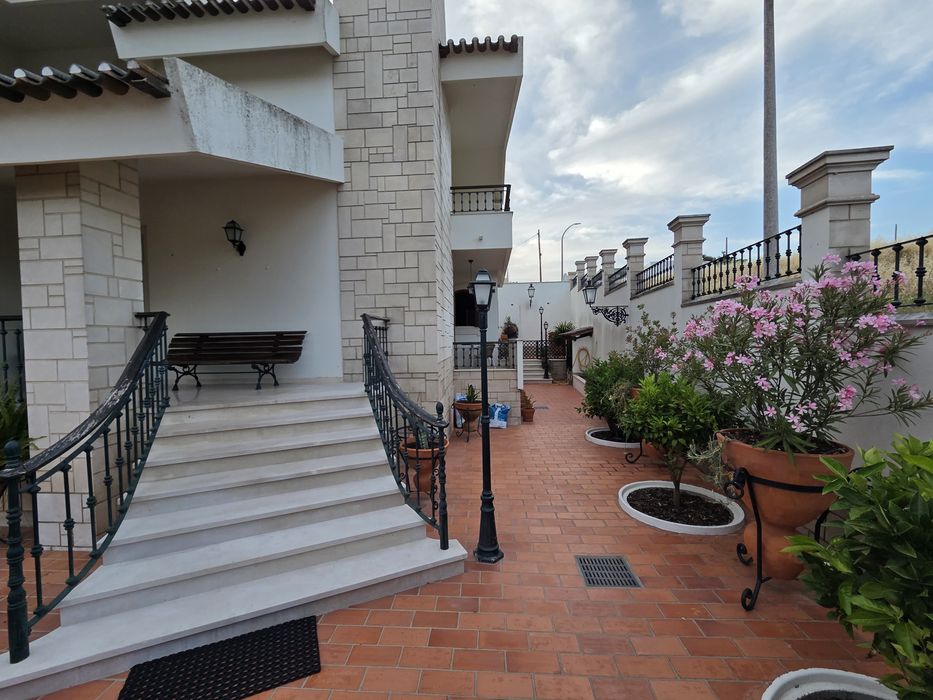 Moradia T4+1 de Prestígio | 488 m² de Área Bruta | 3 Suítes | Jardim | Garagem | Centro de Tomar