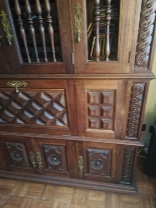 Armário esculpido madeira maciça estilo séc XVII