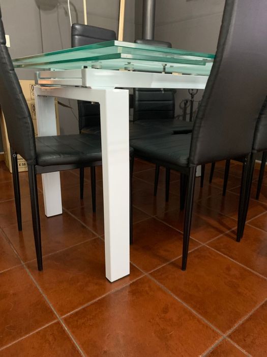 Vendo mesa de vidro mais cadeiras.