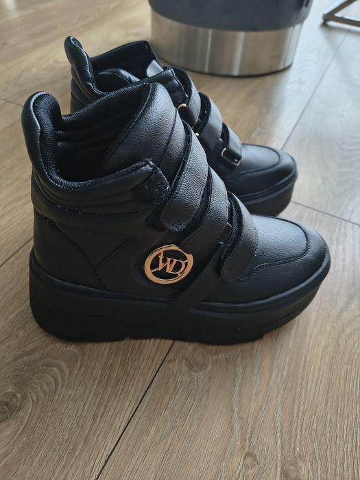 Czarne sneakersy na wysokiej podeszwie