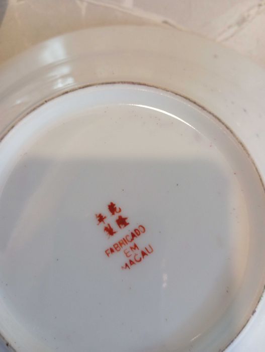 Pratos em porcelana oriental
