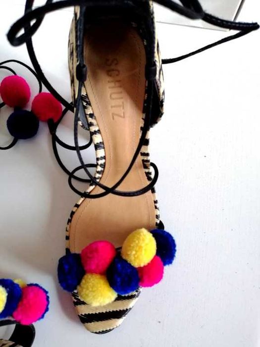 SCHUTZ zjawiskowe pompony zebra slupek 38