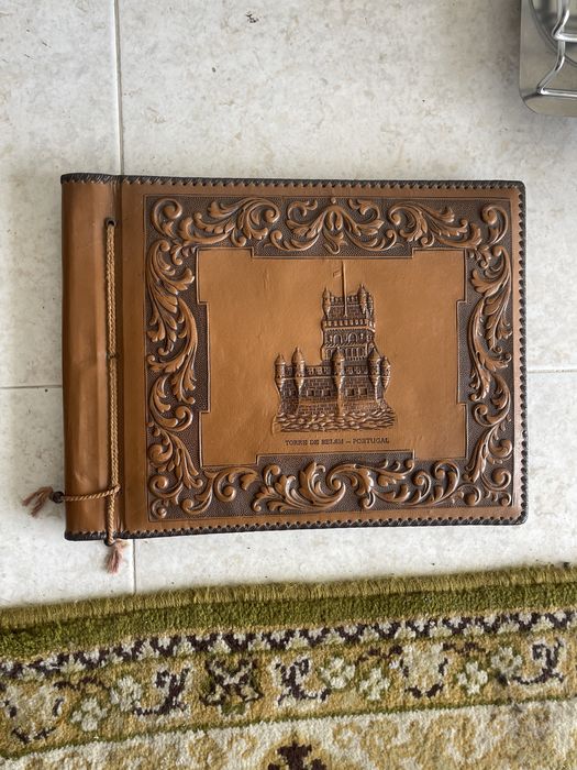 Album de fotos em couro antigo com a Torre de Belem