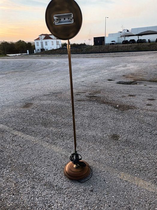 Candeeiro de chão sala ou escritório  em latão  e base em madeira