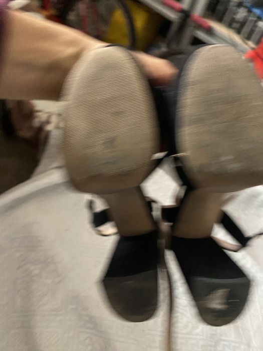 Dois pares de sapatos ambos pretos