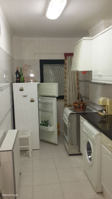 T1 para arrendar, em Sesimbra, a 100 mts da praia, com garagem