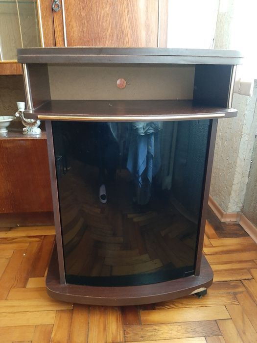 Кровать дерево,туалетный столик ,тумбв под телевизор