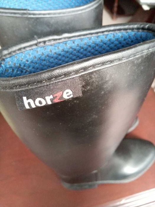 Botas de equitação + chibata.