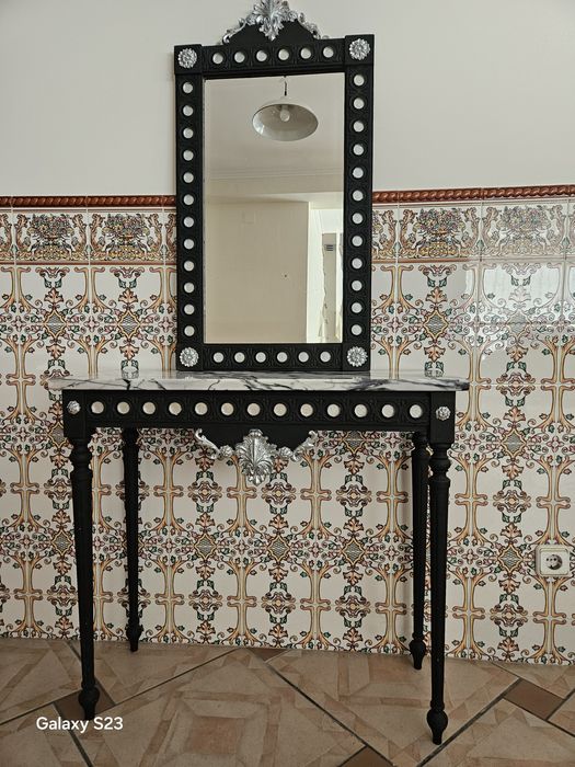 Mesa e espelho de entrada