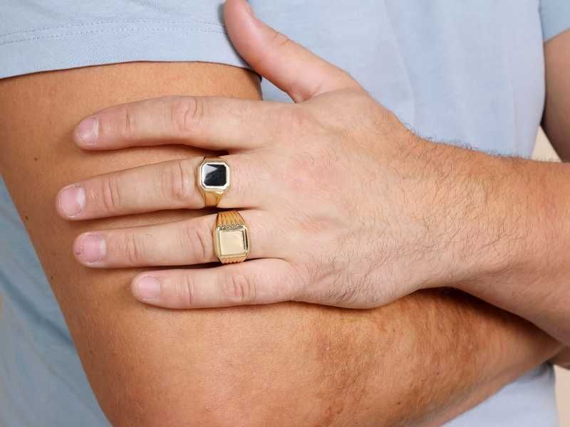 Sygnet męski złoty efektowny z czarnym wykończeniem PR 585 R28