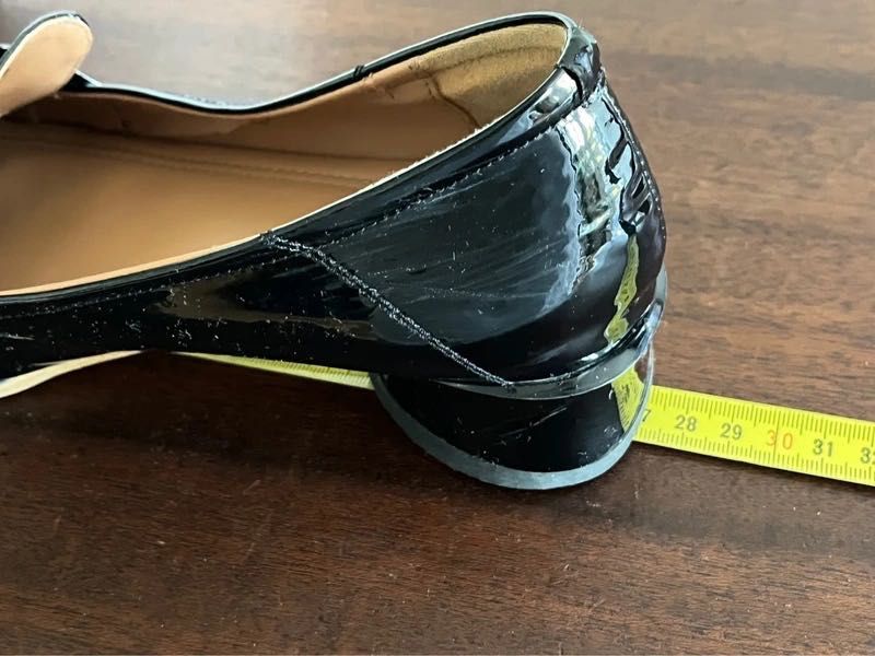 Sapatos estilo mocassim em verniz preto com detalhe dourado elegante 39
