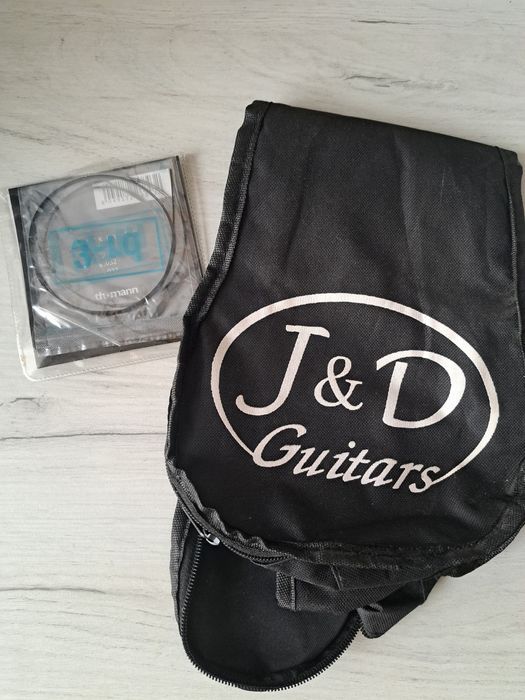 Ukulele z pokrowcem i strunami