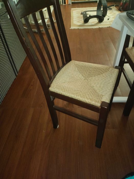 Mesa e cadeiras de madeira