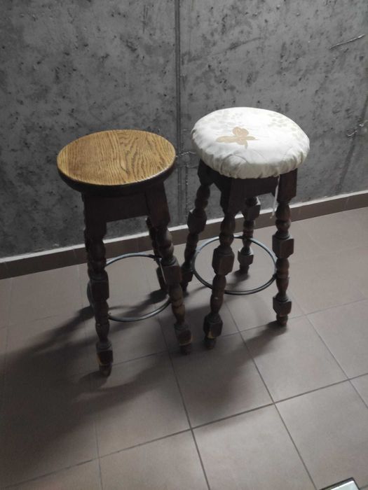 Dwa drewniane stołki barowe – używane