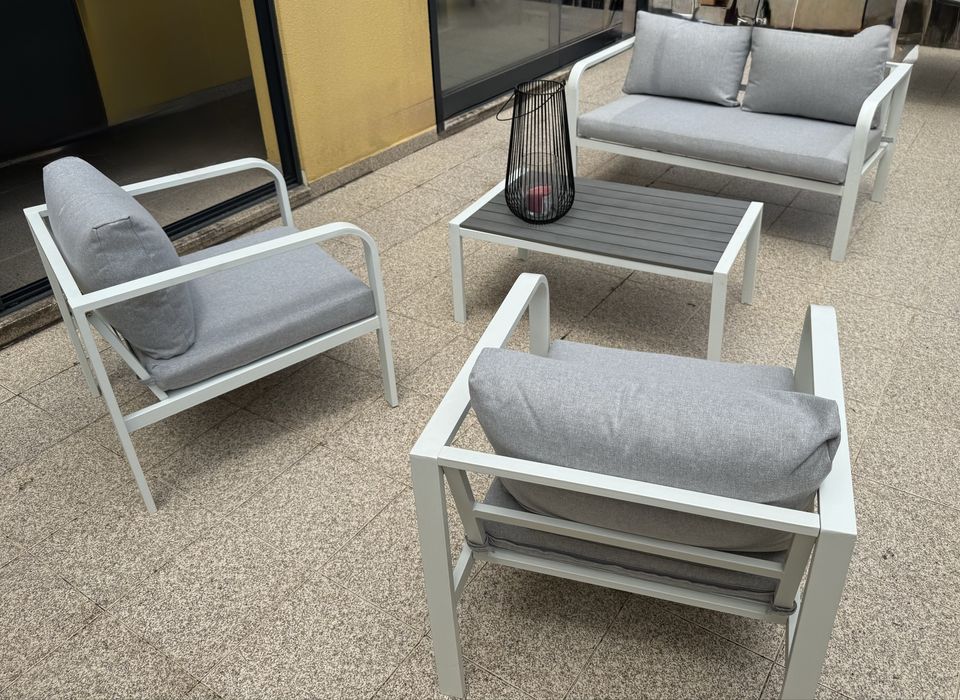 Conjunto de jardim com sofà, 2 cadeirões e mesa de apoio.