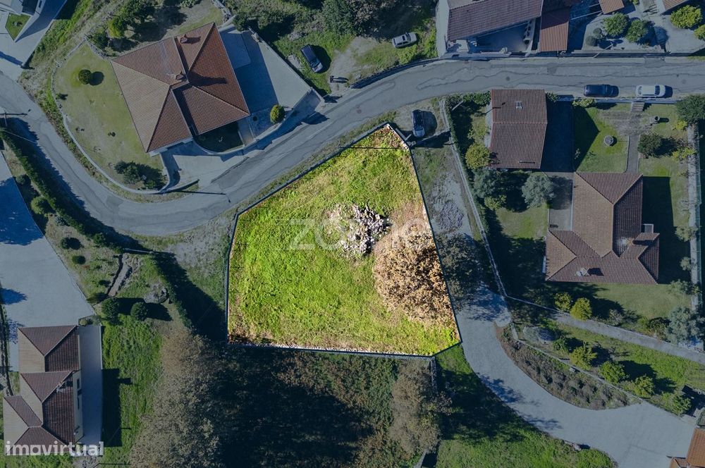 Terreno Urbano 1.1013m2 / Construção até 890m2 - Campos e Louredo