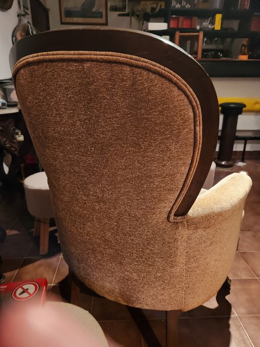 Poltrona em tecido e madeira