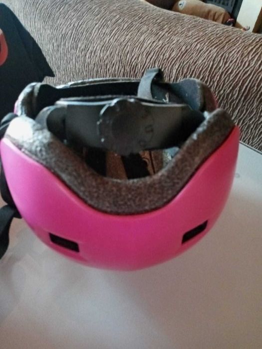 Patins e capacete em bom estado