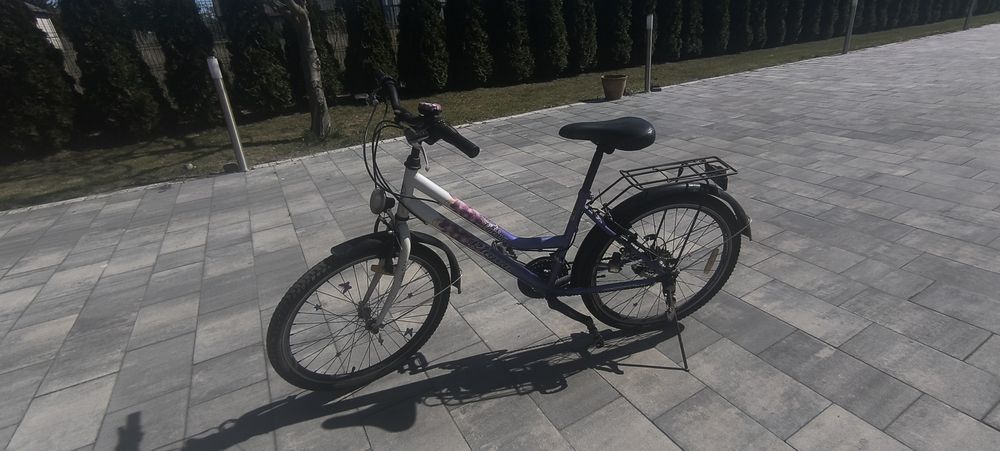 Rower dziecięcy dla dziewczynki.
