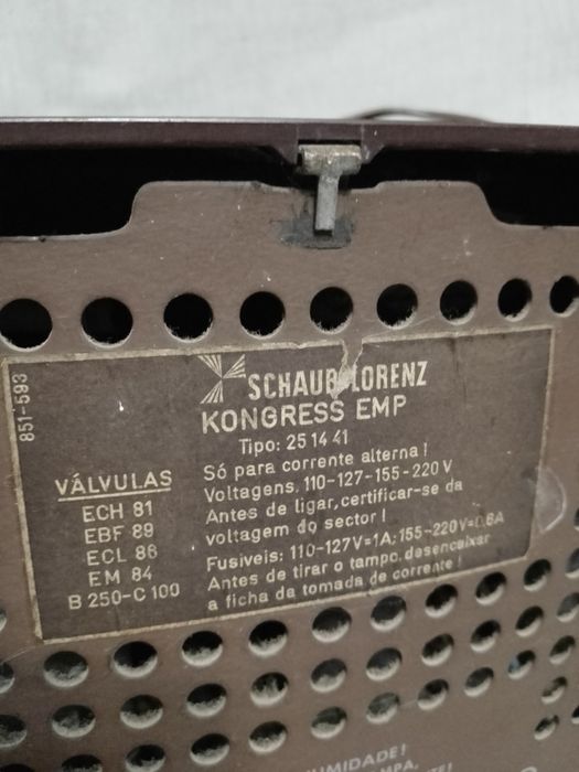 Rádio antigo a válvulas