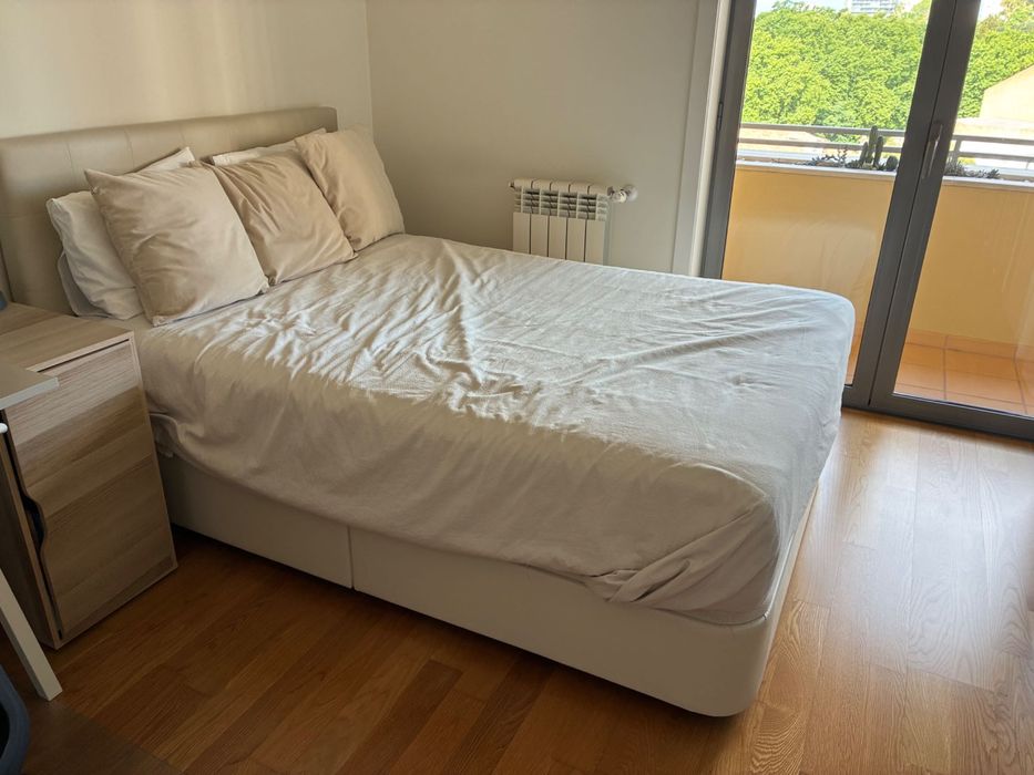 Cama 140x200cm em óptimo estado