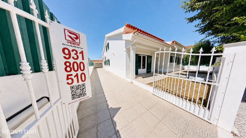 Moradia T5 isolada com 20 painéis solares e 3 quartos no piso térreo