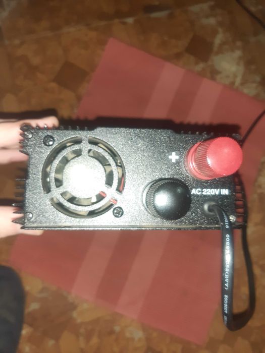 Инвертор 12в 220в Light King 1000W с зарядкой в не рабочем состоянии