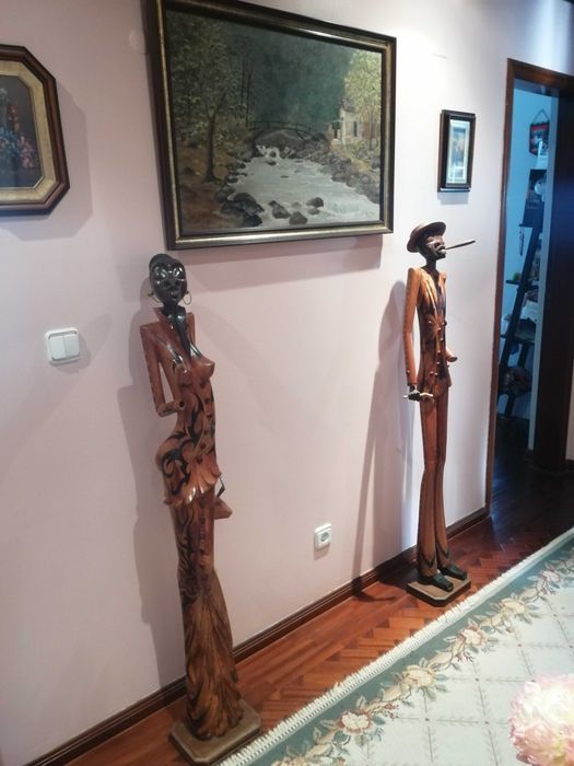 Estatuetas cubanas e quadro central