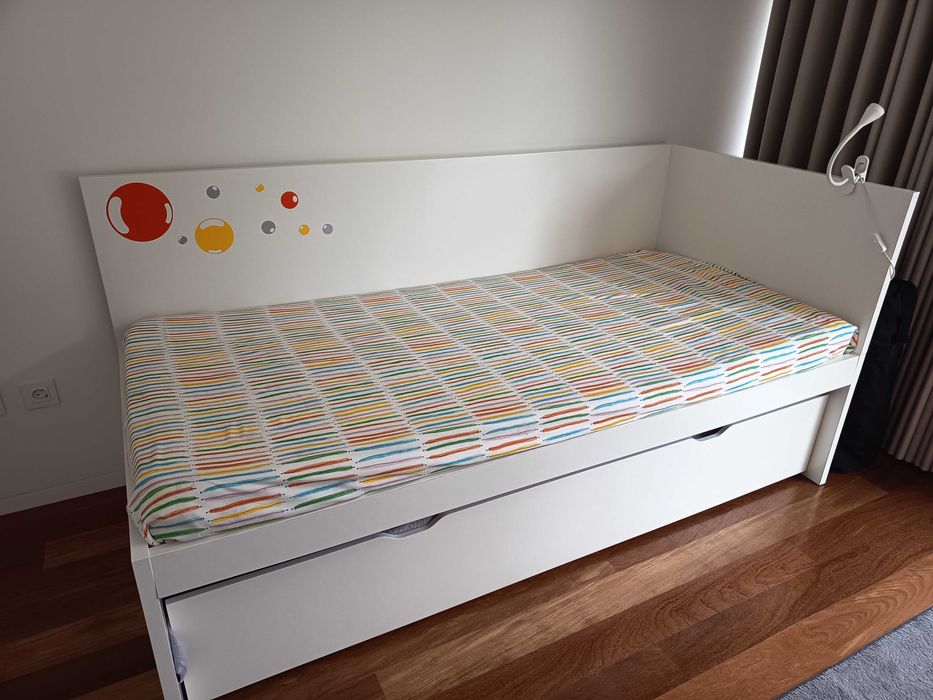 Cama com gavetão e colchões