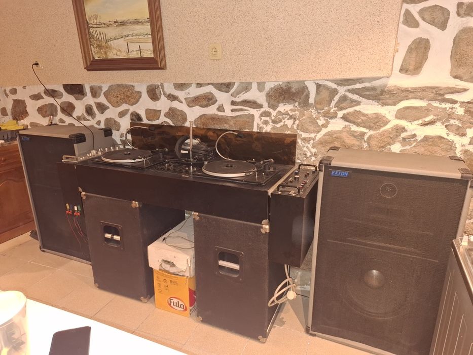 Aparelhagem antiga em bom estado. Tem alguns endereços